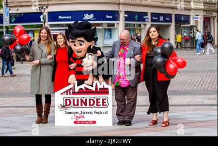 Dundee, Tayside, Schottland, Dundee Nachrichten, Großbritannien. 12.. Mai 2022. Beano`s Dennis und Gnasher befinden sich im Stadtzentrum und fördern eine historische und größte Comic-Feier aller Zeiten. Diesen Sommer feiert Dundee seinen Status als Heimat der Comics mit dem Summer Bash Street Festival, das vom 14.. Bis 24.. Juli 2022 stattfindet. Dundee wird im Rahmen des schottischen Jahres der Geschichten 2022 in „Beanotown“ verwandelt, in dem bekannte Figuren und Geschichten die Straßen der Stadt überführen und die Fülle an Geschichten feiern, die in Schottland inspiriert, geschrieben und geschaffen wurden. Kredit: Dundee Photographics/Alamy Live Nachrichten Stockfoto